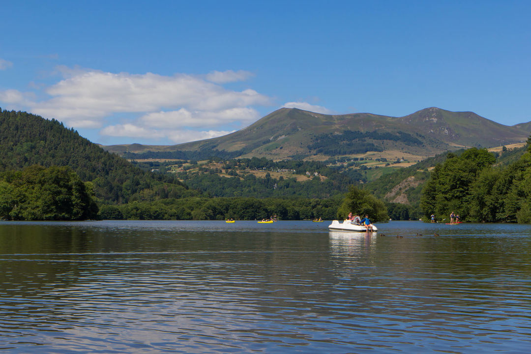 lac chambon sancy activites nautiques pedalo